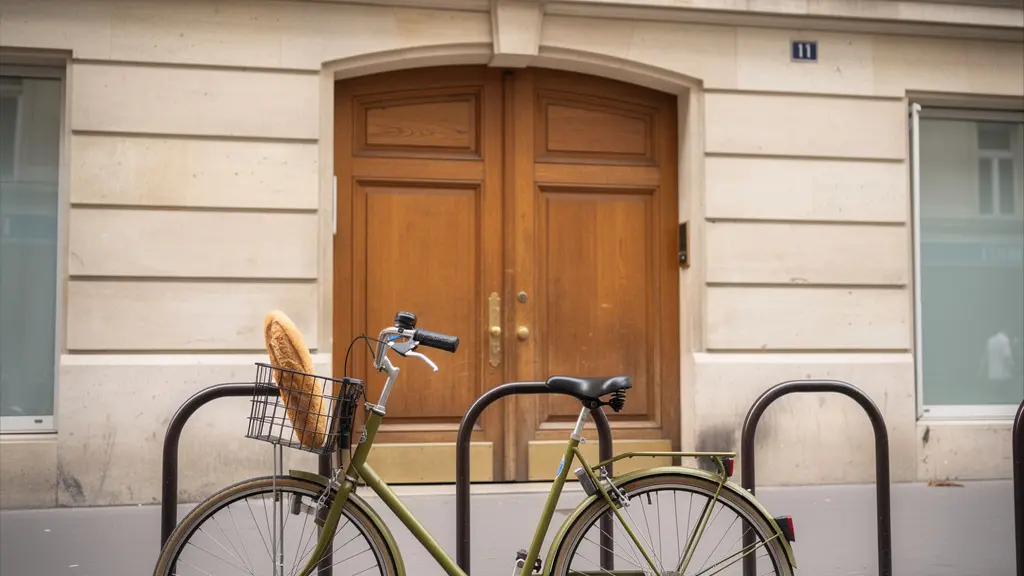 Vélo hollandais stationné devant façade parisienne typique